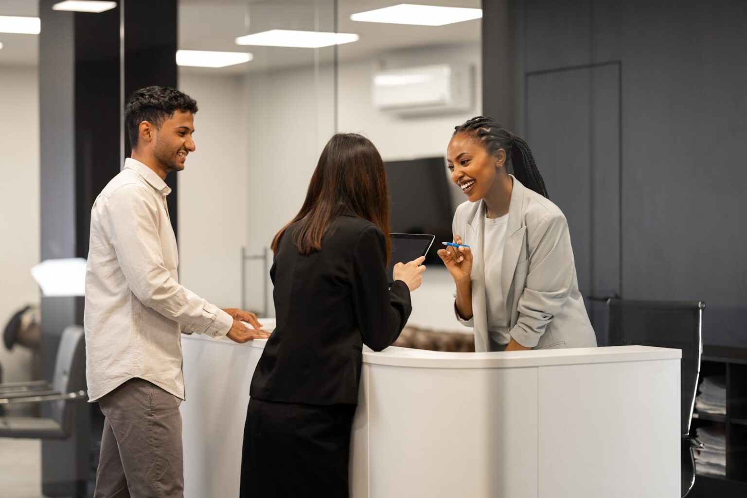 Interior Design for Companies: Banking Halls and Financial Spaces - TKI